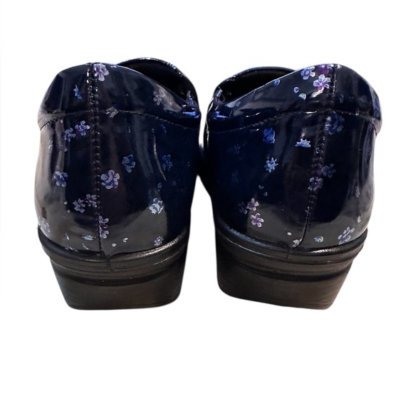 Easy Works by Easy Street Blue Floral Print Tiffany Clogs - Picture 3 of 6